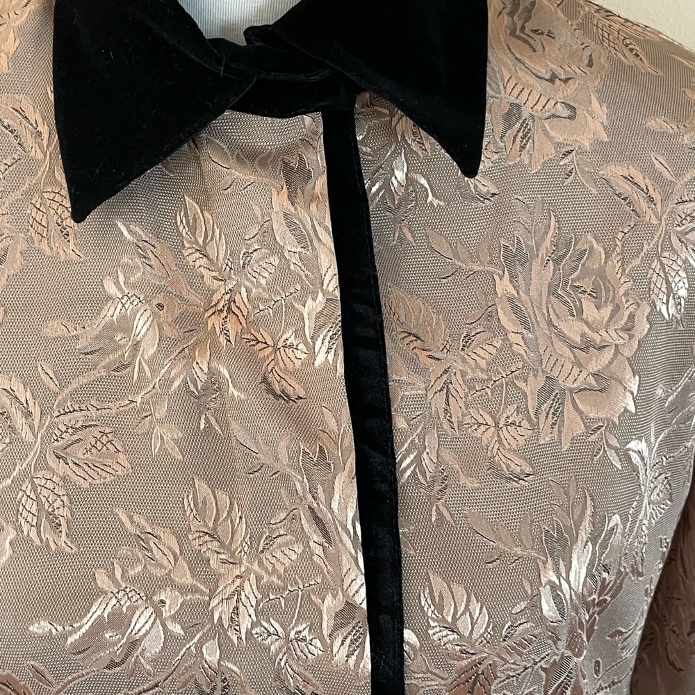 Vintage Susan Hutton gold floral blouse with black velour trim on collar/cuffs - Picture 6 of 6